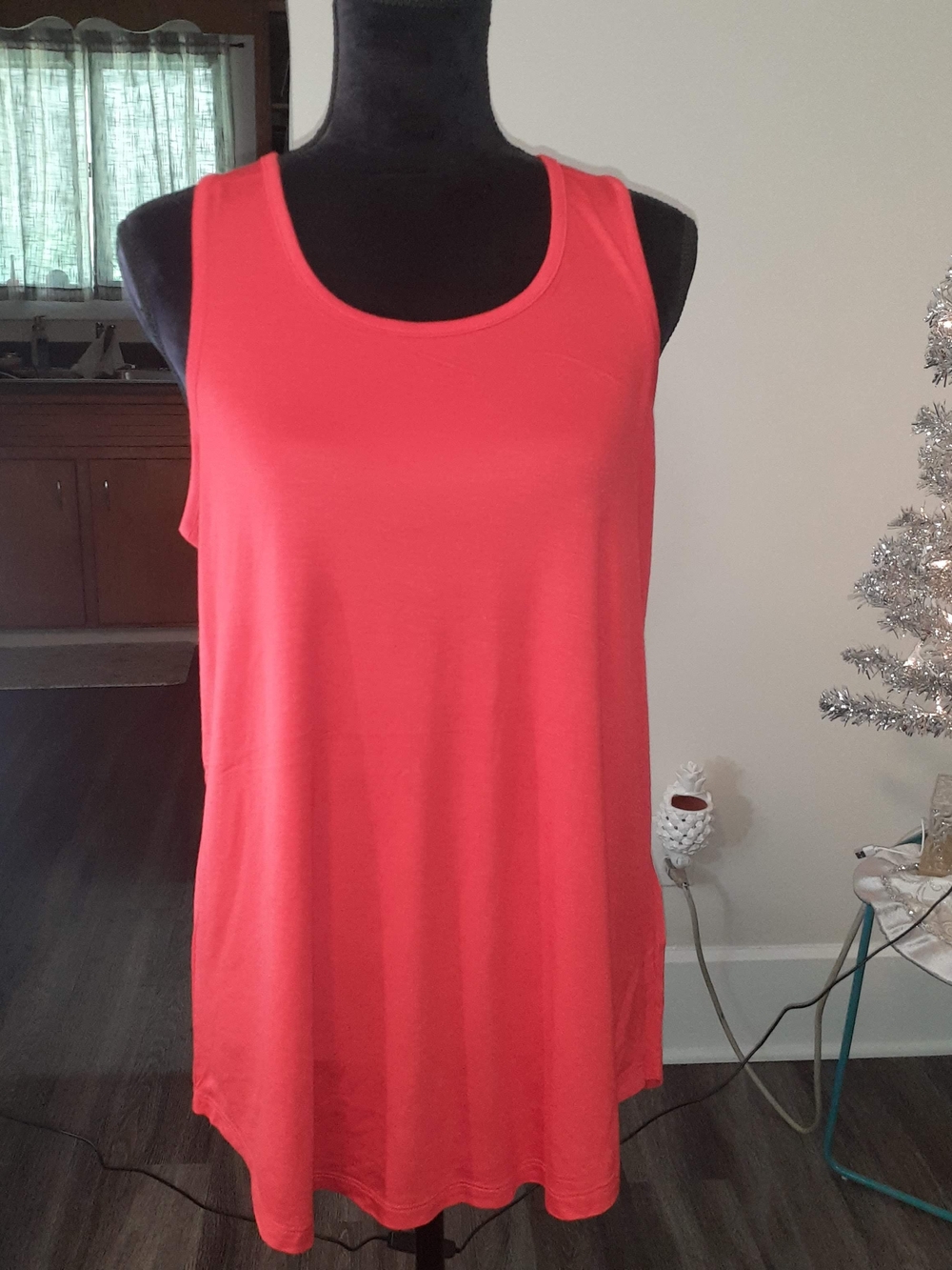 Red Tank Top/Large - Picture 4 of 4